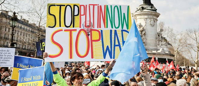 A Paris, place de la Republique, des milliers de manifestants ont reclame la fin de la guerre en Ukraine samedi 5 mars.
