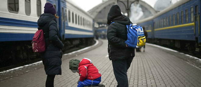 Une famille a la gare de Lviv, dans l'ouest de l'Ukraine, samedi 5 mars.
