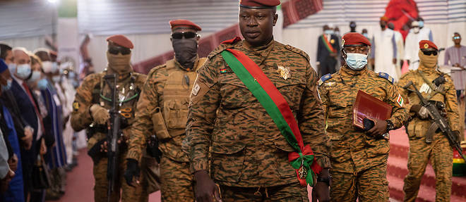 Le colonel Paul-Henri Sandaogo Damiba lors de sa ceremonie d'investiture a Ouagadougou, le 2 mars 2022.
