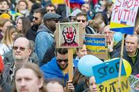 Des milliers de manifestants dans des villes europ&eacute;ennes d&eacute;noncent l'invasion russe de l'Ukraine