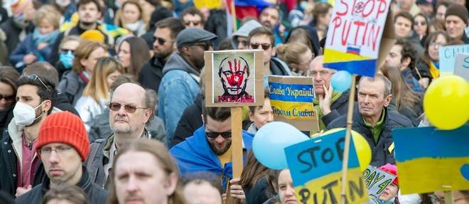 Des milliers de manifestants dans des villes europeennes denoncent l'invasion russe de l'Ukraine