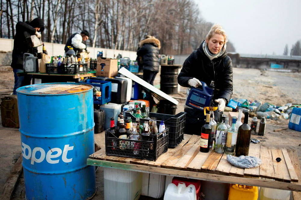 Guerre En Ukraine : Atelier Cocktails Molotov à Kiev