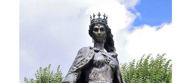 Une statue d'Anne de Kiev place des Arenes a Senlis.
