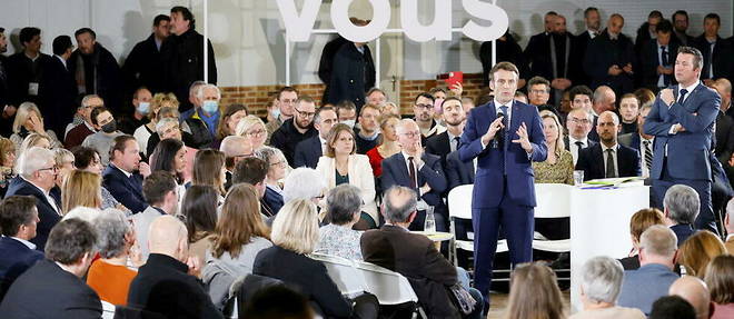 Emmanuel Macron lors de son deplacement a Poissy dans les Yvelines, le lundi 7 mars 2022.

