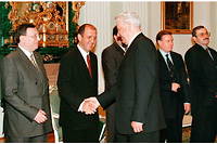 L'ancien président russe Boris Eltsine serre la main de Vitaly Malkin.
