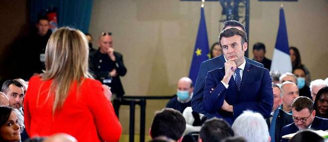 Emmanuel Macron en campagne à Poissy, le 7 mars 2022.  
