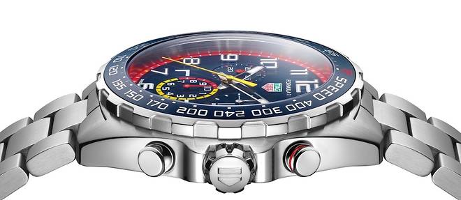 Quelques jours avant la reprise du championnat du monde de F1, le 20 mars prochain, TAG Heuer lance une nouvelle declinaison de son chronographe a quartz Formula 1 aux couleurs de Red Bull Racing. Ici sur bracelet acier (2 050 EUR).
