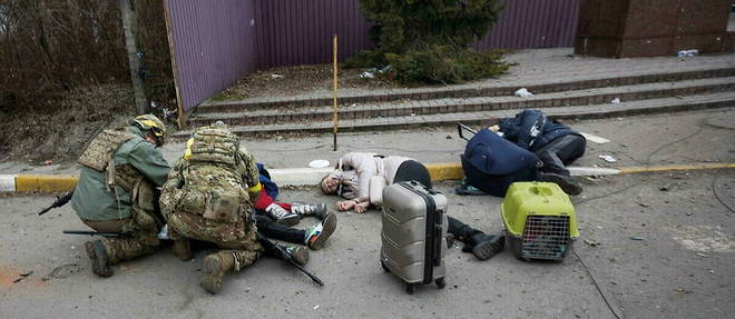 Une famille ukrainienne touchee par des tirs russes a Irpin.

