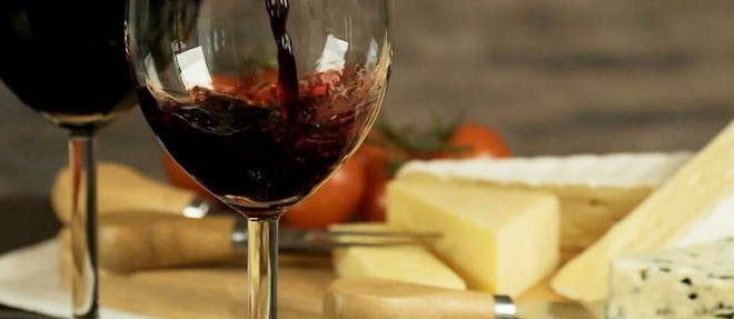 Vin rouge et plateau de fromages.
