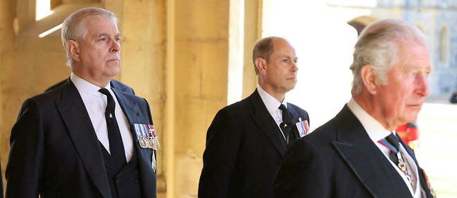 Le prince Andrew et son frere le prince Charles, avec, au second plan, le prince Willliam, aux funerailles du prince Philip, le 17 avril 2021.


