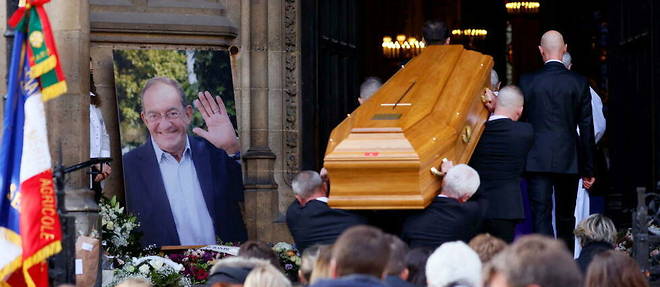 Le cercueil de Jean-Pierre Pernaut, avant ses funerailles en la basilique Sainte-Clotilde a Paris, le 9 mars 2022. 
 
