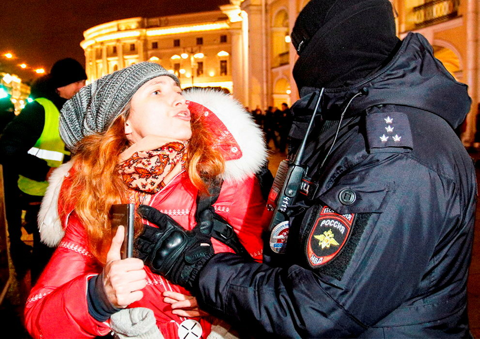 
        Face-a-face. Moscou, le 3 mars. Les forces de police dispersent les rassemblements en multipliant les controles d'identite et les arrestations.