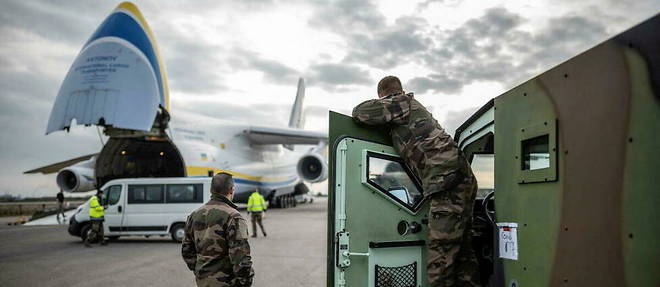 Chargement de vehicules militaires a bord d'un avion ukrainien Antonov sur la base d'Istres (Bouches-du-Rhone), le 2 mars. Destination : la base de l'Otan de Constanta, en Roumanie. 
