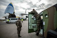 Chargement de véhicules militaires à bord d’un avion ukrainien Antonov sur la base d’Istres (Bouches-du-Rhône), le 2 mars. Destination : la base de l’Otan de Constanta, en Roumanie. 

