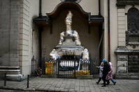 Statue emballée le long de la cathédrale de Lviv, dans l'ouest de l'Ukraine, le 5 mars 2022.  
