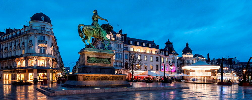 
        Cachet. La place du Martroi et sa statue de Jeanne d'Arc. Le charme de la vie de province a prix (encore) abordable.