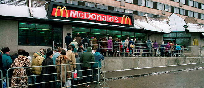Des Moscovites font la queue, le 1er fevrier 1992 a Moscou, devant l'enseigne de restauration rapide americaine McDonald's. 
