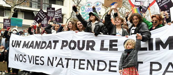 Plusieurs dizaines de milliers de personnes ont manifeste ce samedi 12 mars a Paris pour alerter sur l'urgence climatique.
