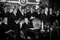  Joachim von Ribbentrop, assis au centre, et le ministre français des Affaires étrangères Georges Bonnet, debout à droite, lors de la signature de la déclaration franco-allemande.
