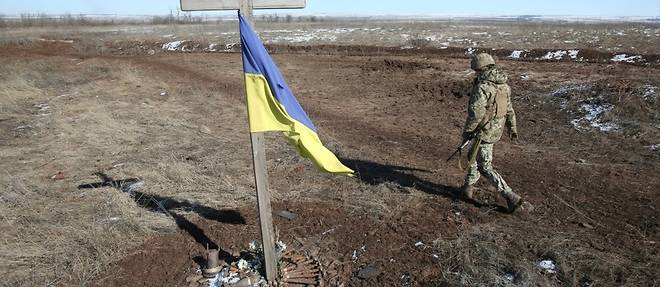 Ukraine: une base militaire frappee tout pres de la Pologne, Kiev "en etat de siege"