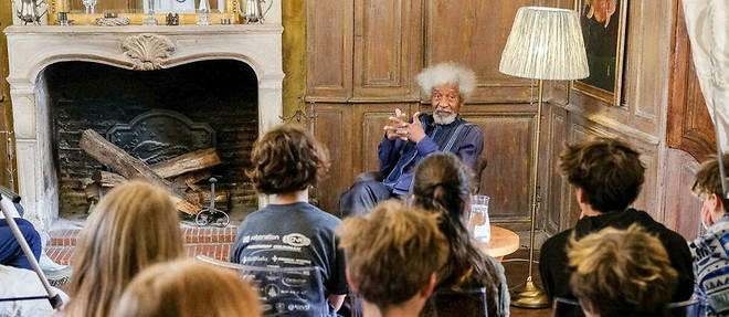 Wole Soyinka giving a lecture at the Sallay Academy.