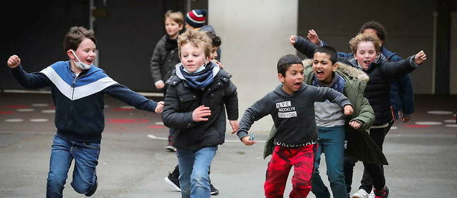 Des enfants dans une cour d'ecole de Lille, le 21 fevrier 2022.
