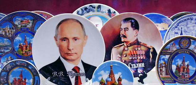 Assiettes a l'effigie de Poutine et de Staline : des << cadeaux >> que l'on peut trouver a l'aeroport de Moscou, en Russie. Vous avez dit culte de la personnalite ?
