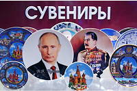 Assiettes à l'effigie de Poutine et de Staline : des « cadeaux » que l'on peut trouver à l'aéroport de Moscou, en Russie. Vous avez dit culte de la personnalité ?
