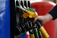 Carburants: recul des prix, apr&egrave;s des records &agrave; plus de 2 euros le litre