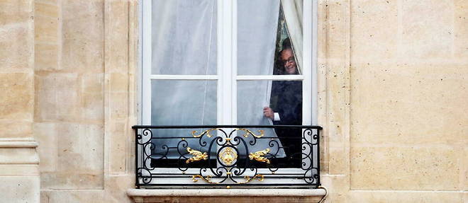Francois Hollande awaits the arrival of his successor at the Elysee, May 14, 2017.