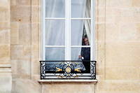 François Hollande guette l'arrivée de son successeur à l'Élysée, le 14 mai 2017.
