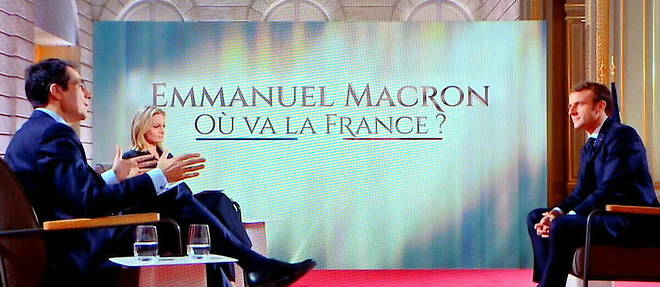 Emmanuel Macron, interroge par Audrey Crespo-Mara et Darius Rochebin, sur TF1, le 15 decembre 2021.

