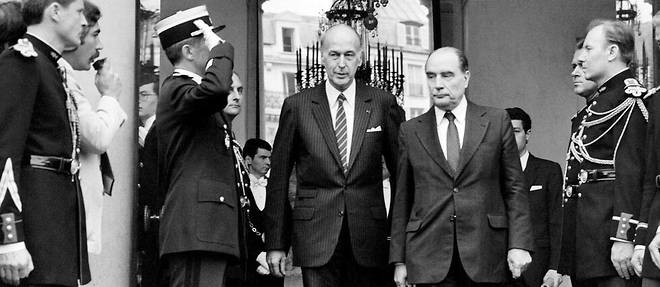 Francois Mitterrand,  president nouvellement elu, raccompagne Valery Giscard d'Estaing, sur le perron de l'Elysee, le 21 mai 1981.
