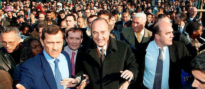 Jacques Chirac, le 4 mars 2002 a Mantes-La-Jolie, lors d'un deplacement de campagne dans le quartier du Val Fourre. 
