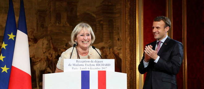 Evelyne Richard le jour de son depart apres quarante-huit ans a l'Elysee, applaudie par Emmanuel Macron, le 4 decembre 2017.
