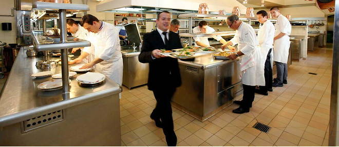 Dans les cuisines de l'Elysee, en 2011, avec le chef Guillaume Gomez (premier a gauche).
