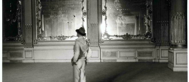 Dans l'ancien restaurant de l'hotel d'Orsay, Sophie Calle immortalise la silhouette de son ami, le peintre Jacques Monory, en 1981.
