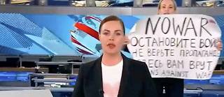 Une employée de la première chaîne russe s'est introduite ce lundi soir sur le plateau du principal journal télévisé de Russie pour protester contre la guerre en Ukraine, en brandissant une pancarte. (image d'illustration)
