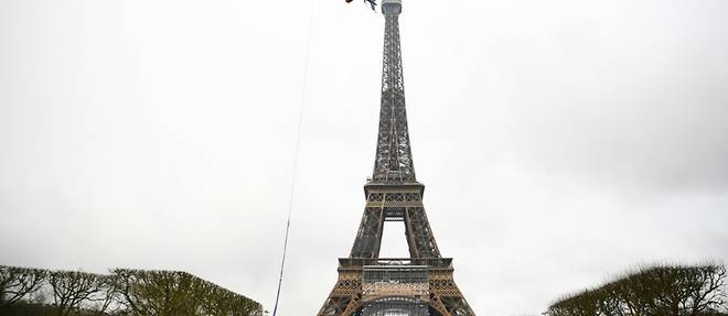 La Tour Eiffel culmine desormais a 330 metres