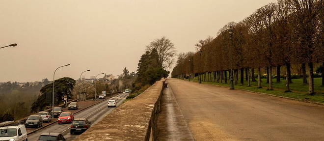 Le ciel etait jaune a Poitiers en raison d'un phenomene meteorologique, le 15 mars 2022.
