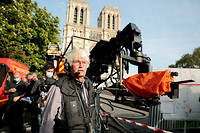 Jean-Jacques Annaud sur le tournage de « Notre-Dame brûle ».
