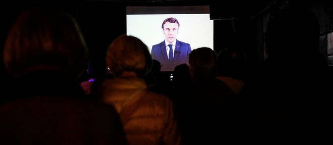 Message du candidat Emmanuel Macron diffuse au Dock des Suds, a Marseille, le 12 mars.
