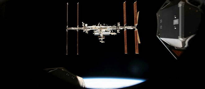 La Station spatiale internationale est photographiee ici depuis une fenetre du Crew Dragon Endeavour de Space X, lors d'un survol du laboratoire en orbite le 8 novembre 2021.
