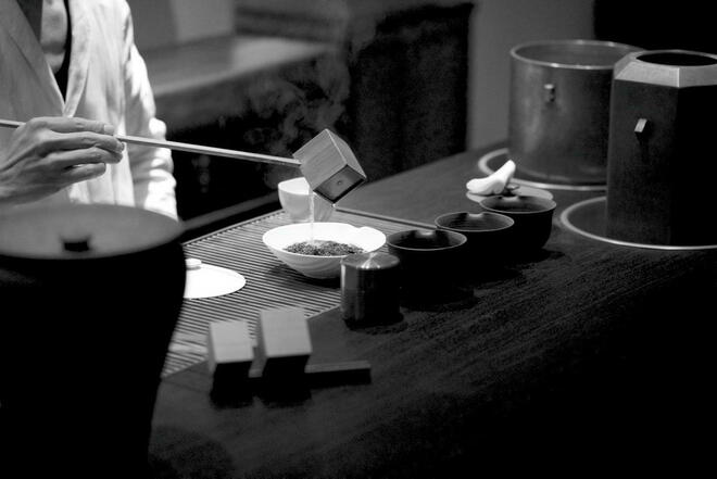 Le rituel chorégraphié de la préparation du thé.
 ©  Laurent Dupont