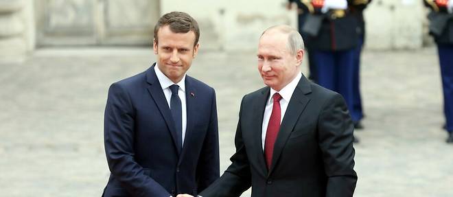 Le 29 mai 2017, Emmanuel Macron recevait le president Poutine au chateau de Versailles. 
