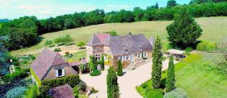  Toit de lauze, sol en pisé et jardin potager, le tout sur 5 hectares, à 15 kilomètres de Sarlat (Dordogne)… Cette chartreuse de 300 m 2  habitables a été vendue 850 000 euros fin 2021 par Prestant Périgord.

