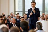 Pr&eacute;sidentielle: Macron d&eacute;fend son projet, un &quot;candidat-cam&eacute;l&eacute;on&quot; pour P&eacute;cresse