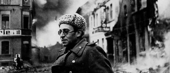 Vie et destin de Vassili Grossman, ici en 1945 dans les ruines de Schwerin, en Allemagne. Il revint avec l'Armee rouge a Berditchev en 1944.
