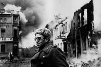 Vie et destin de   Vassili Grossman, ici en 1945 dans les ruines de Schwerin, en Allemagne.   Il   revint avec   l’Armée rouge à Berditchev en 1944.
