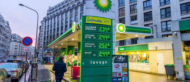 Paris, le 13 mars. La guerre fait rage en Ukraine et les prix des carburants flambent. 
